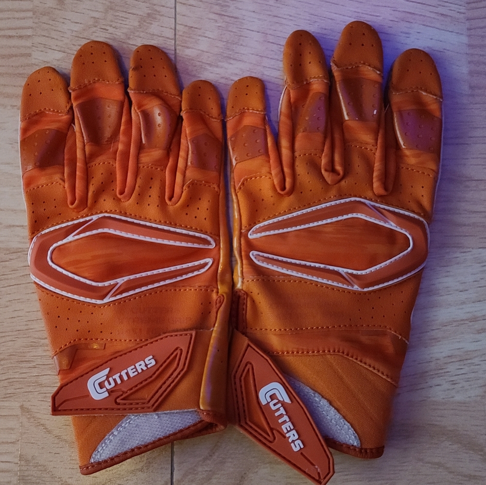 Cutters football glove men's size medium